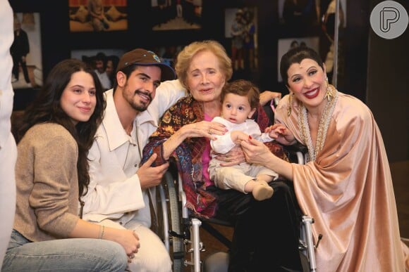 Glória Menezes, aos 89 anos e de cadeira de rodas, dá colo para filho de Claudia Raia Luigi em rara aparição. Foto!