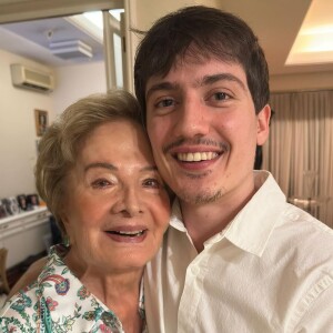 Glória Menezes, 89 anos, em foto com um dos netos