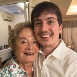 Glória Menezes, 89 anos, em foto com um dos netos