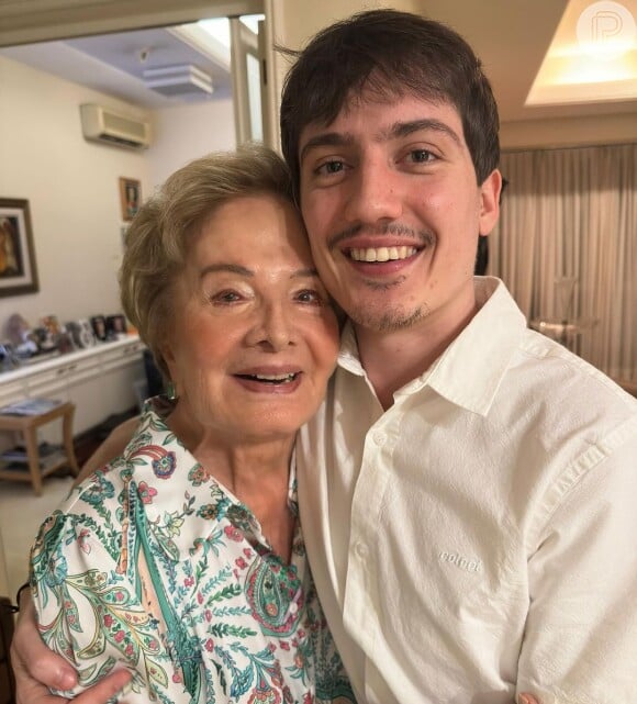 Glória Menezes, 89 anos, em foto com um dos netos