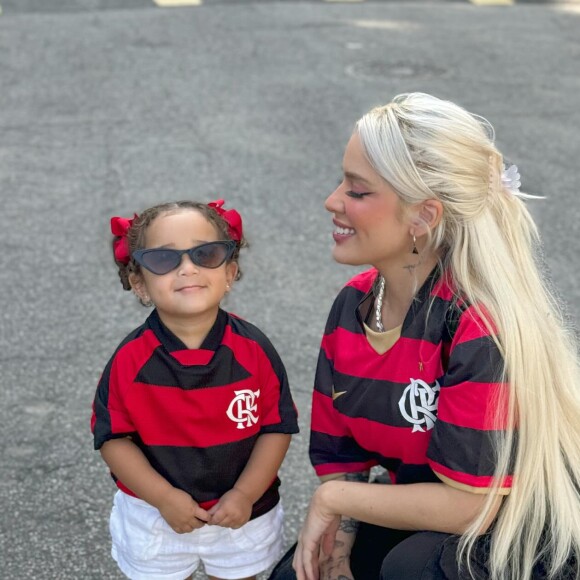 Karoline Lima virou musa do Flamengo após assumir o namoro com Leo Pereira