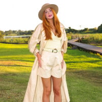 Após looks de luxo em Cannes, Marina Ruy Barbosa usa conjunto neutro em viagem ao Pantanal com amigas