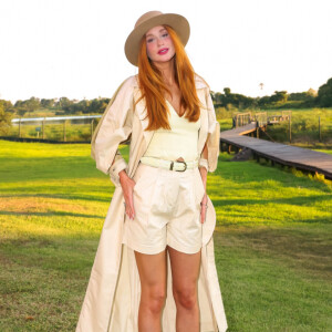 Marina Ruy Barbosa exibe looks de sua marca em viagem ao Pantanal