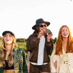 Marina Ruy Barbosa posa com amigas com looks de sua marca de roupas, Ginger