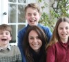 Kate Middleton chegou a postar foto manipulada com os filhos antes de assumir diagnóstico de câncer