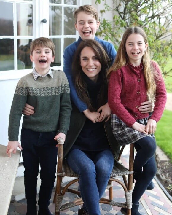 Kate Middleton chegou a postar foto manipulada com os filhos antes de assumir diagnóstico de câncer