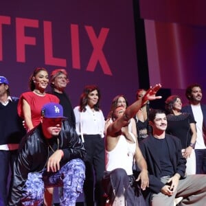 Juliana Paes posa com elenco de 'Pedaço de Mim', 'a novela que não é novela' da Netflix