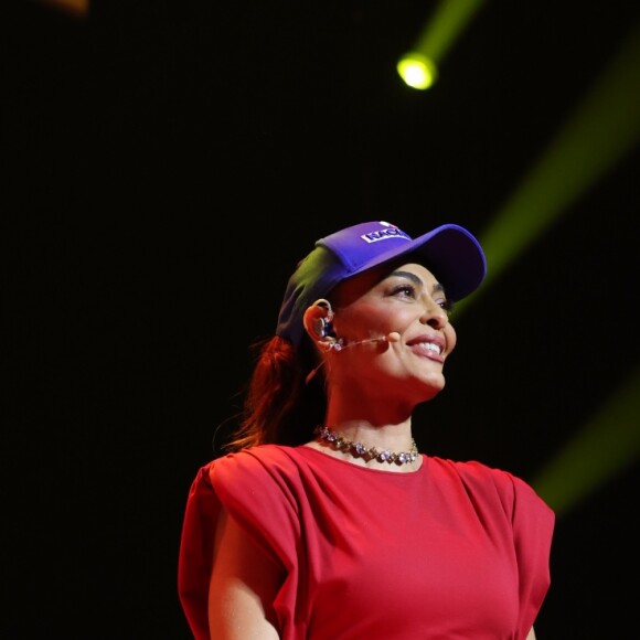 Juliana Paes escolheu vestido curto e vermelho para o R2C, em 5 de junho de 2024