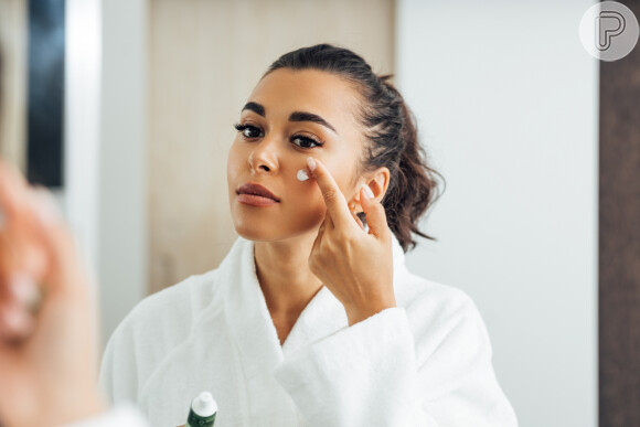 Segundo a especialista, o peeling de fenol é usado para fazer a renovação intensa das camadas superficiais da pele, removendo manchas e sinais do envelhecimento