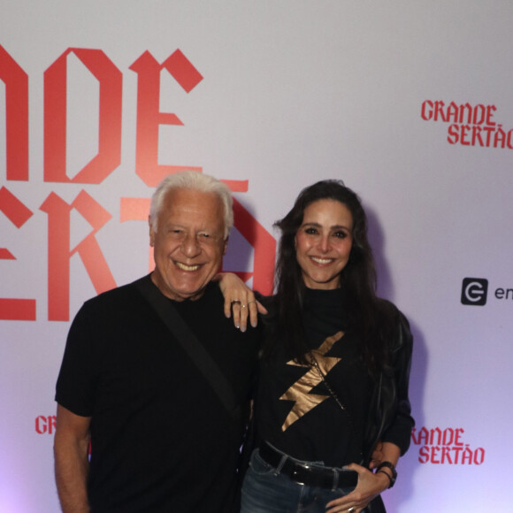 Antonio Fagundes e Alexandra Martins posaram para fotos na pré-estreia do filme 'Grande: Sertão'