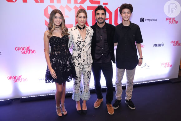 Vittória Seixas, Luisa Arraes, Caio Blat e Vitor Valle posaram na pré-estreia do filme 'Grande Sertão'