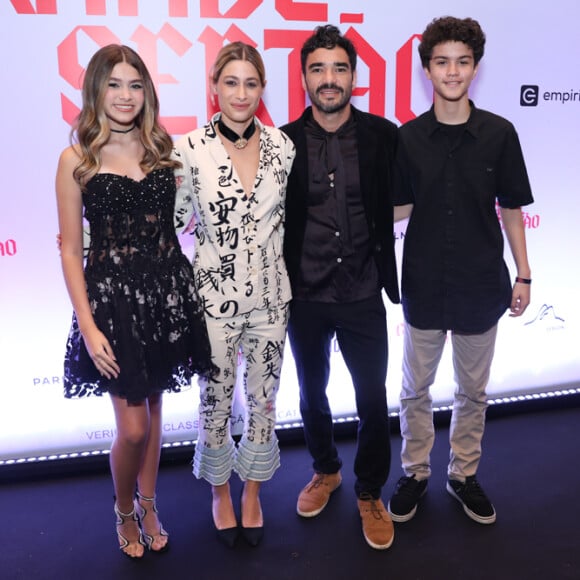 Vittória Seixas, Luisa Arraes, Caio Blat e Vitor Valle posaram na pré-estreia do filme 'Grande Sertão'