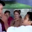 Que isso! Ao vivo, repórter leva tapa na cara de adolescente do vídeo viral sobre birra por Iphone: 'Sai daqui'