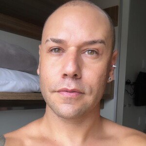 Tiago Barnabé vai permanecer no SBT após o fim de 'Eliana' e a personagem Narcisa será transferida para o programa 'Domingo Legal'