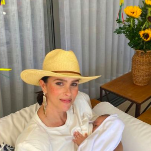 Letícia Cazarré foi clicada enquanto amamentava seu filho caçula, Estêvão, e internautas notaram uma semelhança com Julia Roberts