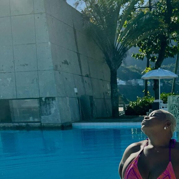 Com o corpo bem mais enxuto, Jojo Todynho voltou a posar em um biquíni fio-dental rosa na beira de uma piscina