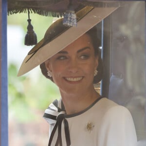 Kate Middleton marcou presença no Trooping the Colour neste sábado (14)