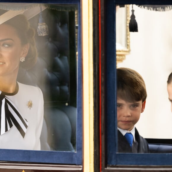 Kate Middleton estava na companhia dos três filhos