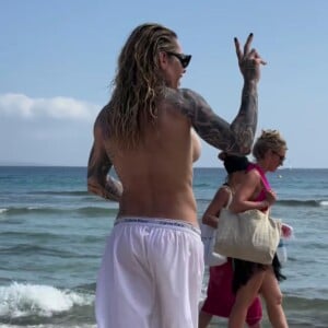 Esposa de Monique Evans, Cacá Werneck é detonada após fazer topless em praia da Espanha