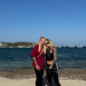 Casadas há pouco mais de um mês, Monique Evans e Cacá Werneck escolheram Ibiza, na Espanha, como um dos seus destinos