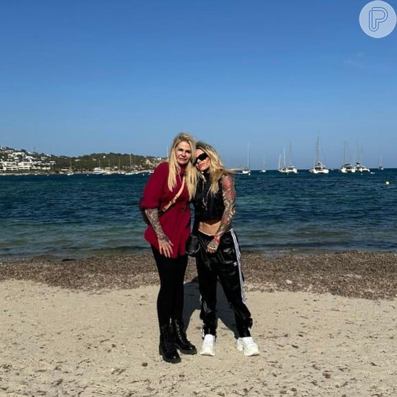 Casadas há pouco mais de um mês, Monique Evans e Cacá Werneck escolheram Ibiza, na Espanha, como um dos seus destinos