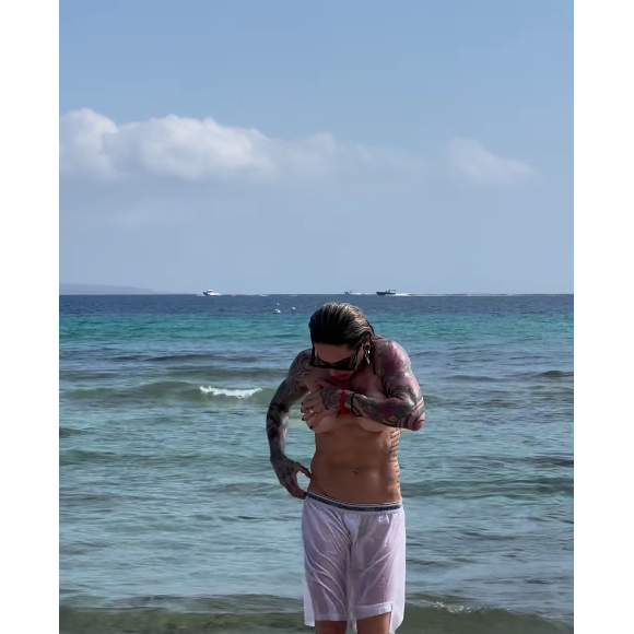 Cacá Werneck virou alvo de comentários sobre a nudez na praia, mas não se incomodou com as críticas