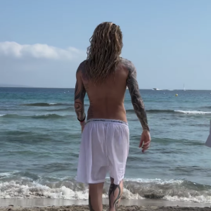 No vídeo, Cacá Werneck caminha em direção ao mar sem a parte de cima do seu sutiã enquanto é filmada por Monique