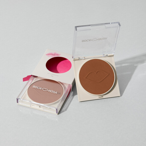 Pó compacto Boca Rosae stará disponível para compra no site oficial a partir do dia 25 de junho e disponibilizado também Sephora, Renner, Riachuelo e C&A