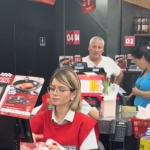 Uma jovem viralizou nas redes sociais após ser filmada trabalhando no caixa de um supermercado