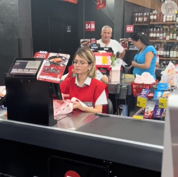 Uma jovem viralizou nas redes sociais após ser filmada trabalhando no caixa de um supermercado