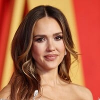 Qual o segredo da beleza de Jessica Alba? Estrela de 'Alerta de Risco', na Netflix, toma suco verde e faz 'massagem' em verdura antes de comer