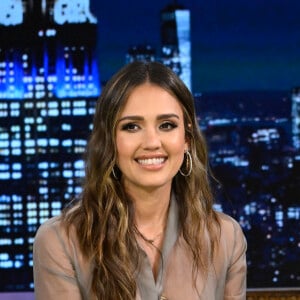 Jessica Alba, atualmente com 43 anos, não transparece sua idade e o segredo é uma rotina de exercícios físicos bastante intensa