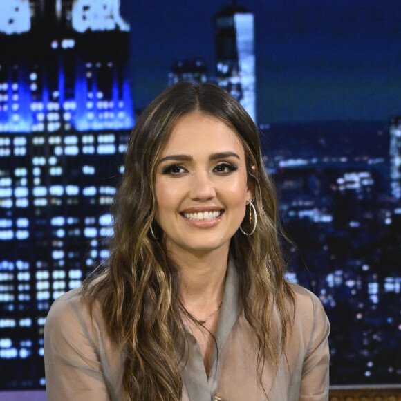 Jessica Alba, atualmente com 43 anos, não transparece sua idade e o segredo é uma rotina de exercícios físicos bastante intensa