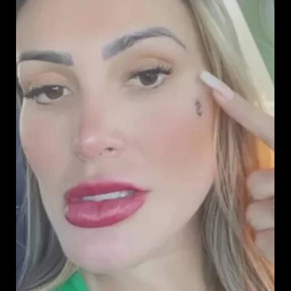Andressa Urach ainda fez uma tatuagem no rosto
