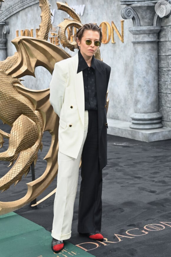 Emma D'Arcy optou por conjunto de calça de terno preto e branco para a première da 2ª temporada de 'House of The Dragon'
