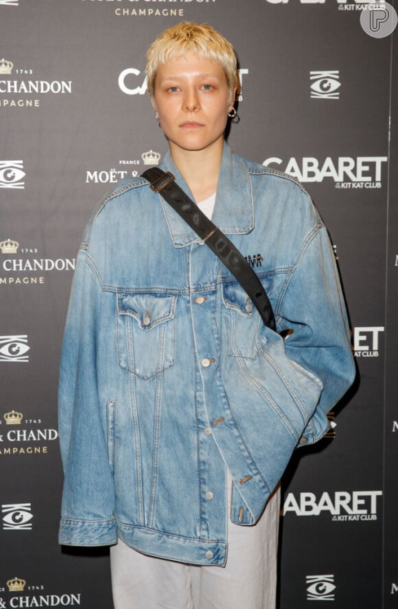 Emma D'Arcy gosta de usar looks streetwear até mesmo em premiações