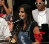 Anitta mostra o álbum 'Sim', de Sandy, autografado, que ganhou da cantora