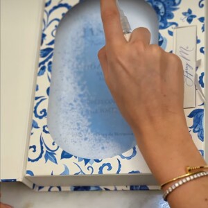 Rafaella Justus analisa diferentes tipos de convites de 15 anos antes de escolher o seu