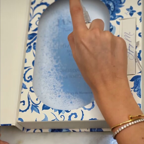 Rafaella Justus analisa diferentes tipos de convites de 15 anos antes de escolher o seu