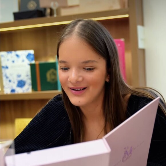 Rafaella Justus escolhe convite de festa em diferentes tons de rosa claro para o seu 15 anos