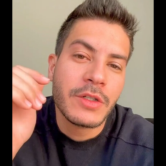 Arthur Aguiar quebra silêncio sobre vídeo da filha sobre 'celular de pobre': 'Peço desculpas para quem se sentiu ofendido, mas...'