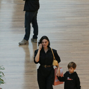 Confortável e estilosa: Isis Valverde elegeu look elegante para passeio no shopping