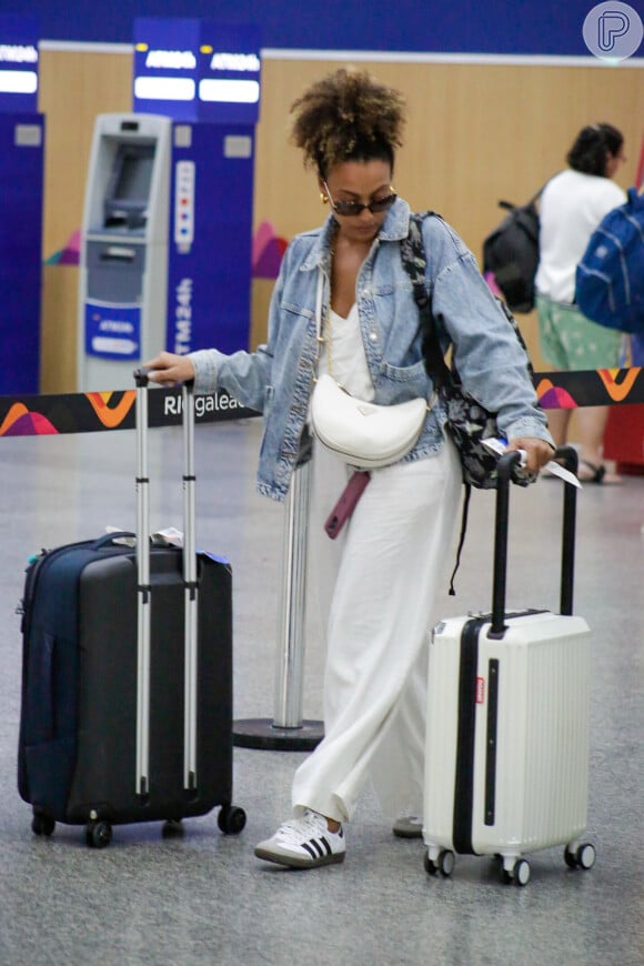 Tênis branco e macacão branco foram apostas da atriz Sheron Menezzes em aerolook
