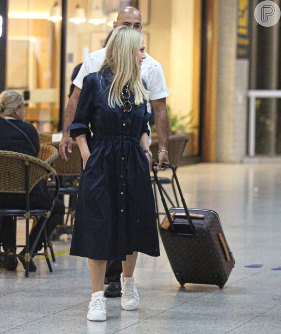 Nova global, Eliana usou trench coat com tênis branco em aerolook
