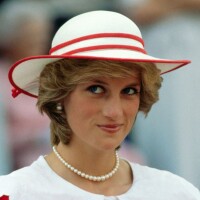 Mais de R$ 30 milhões: Princesa Diana e a fortuna arrecadada em leilão com vestidos, carta manuscrita e lenço de 1840 da britânica