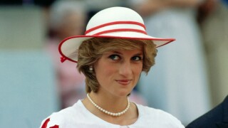 Mais de R$ 30 milhões: Princesa Diana e a fortuna arrecadada em leilão com vestidos, carta manuscrita e lenço de 1840 da britânica