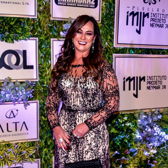 Mãe de Neymar tem duas parcelas de condomínio em aberto e dívida se aproxima de R$ 3 mil