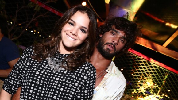 Bruna Marquezine curte show abraçada ao modelo Marlon Teixeira no Rio de Janeiro