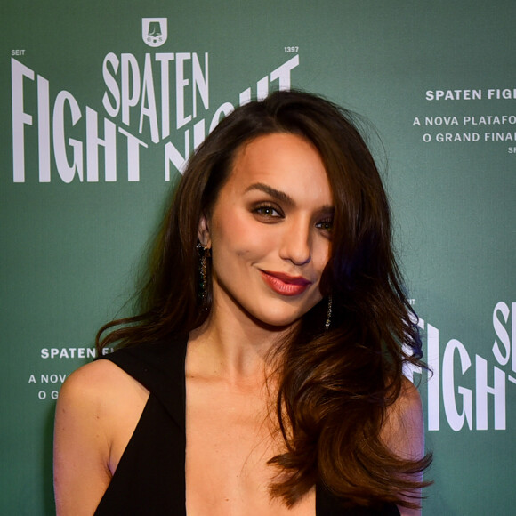 No Carnaval, Rafa Kalimann apareceu comendo um cachorro quente da Seara em um camarote da Sapucaí