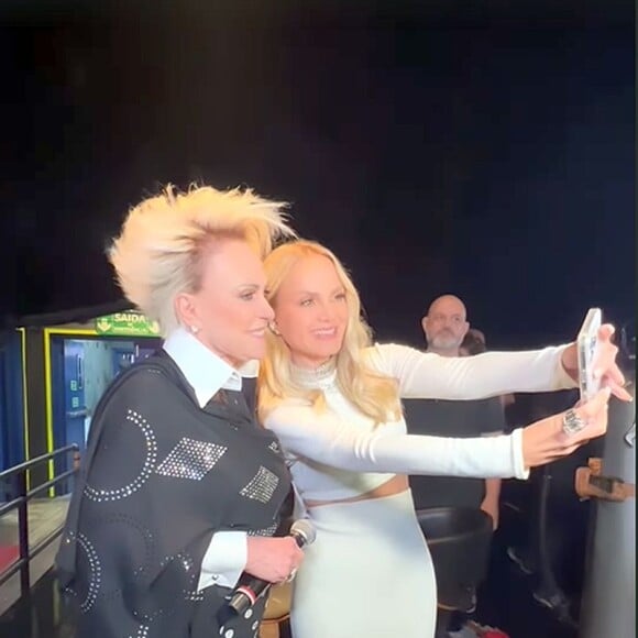 Ana Maria Braga também tirou uma selfie com Eliana